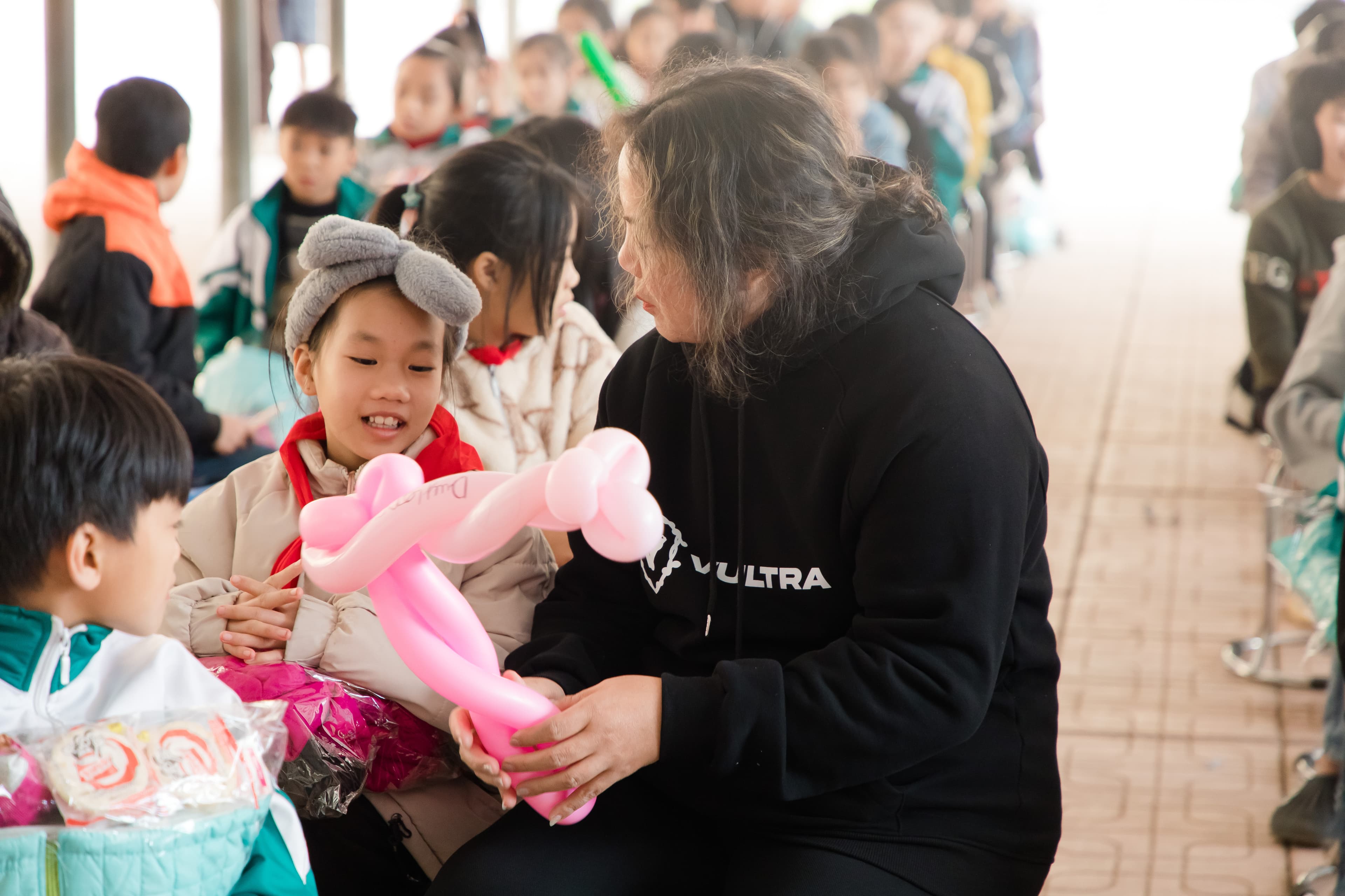 Volunteers aiding children in Vietnam - Image 1