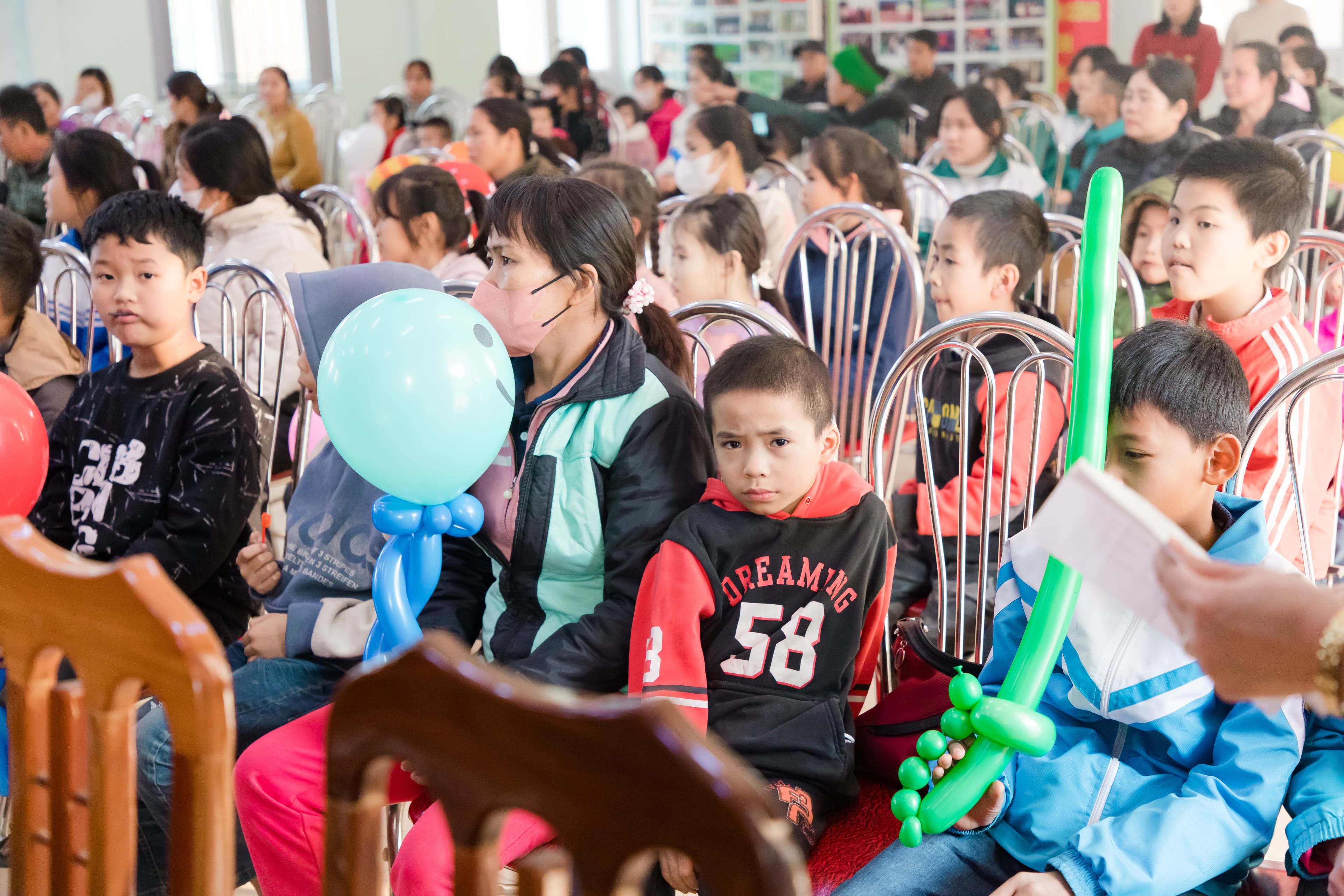 Volunteers aiding children in Vietnam - Image 2