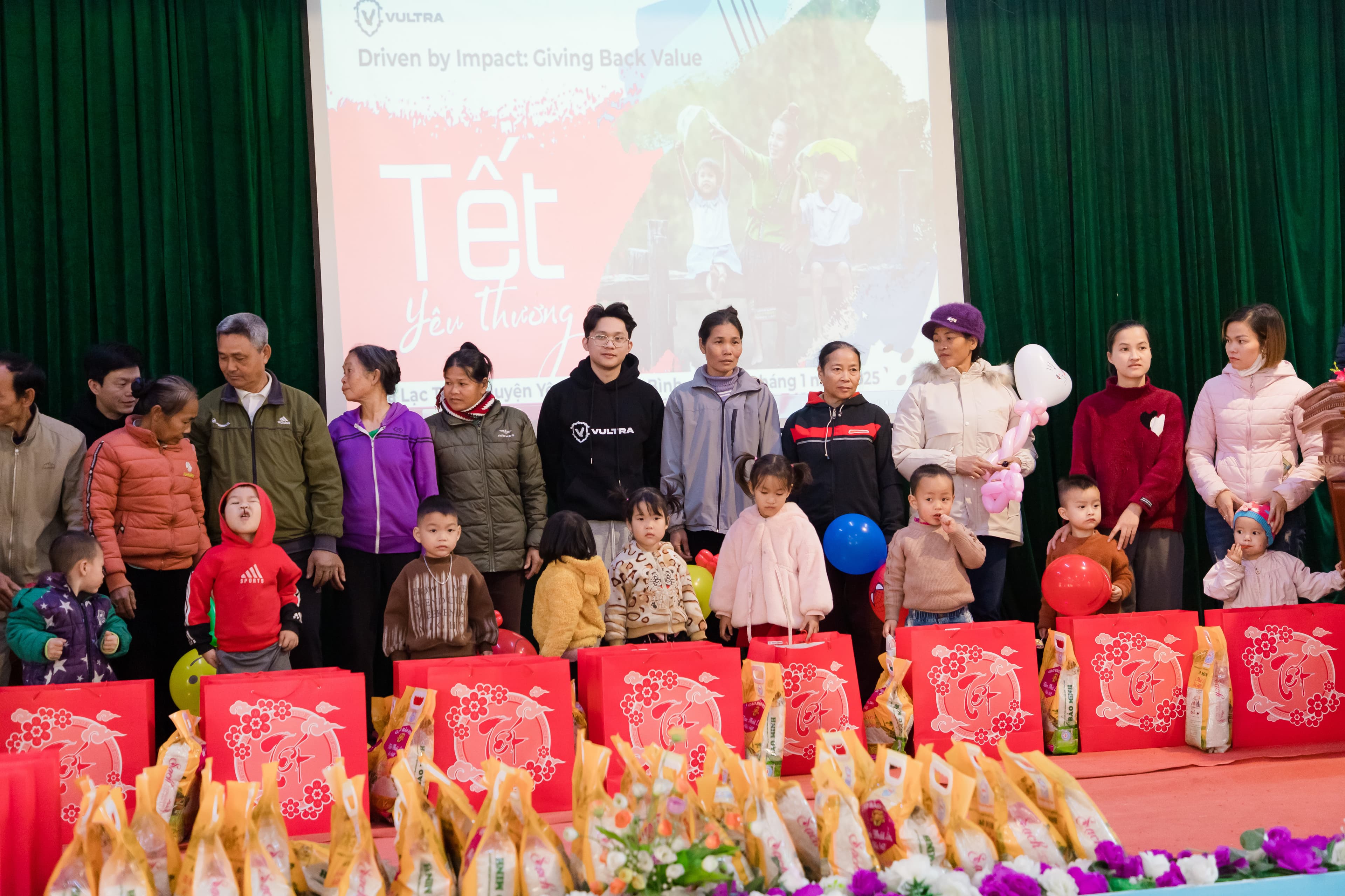 Volunteers aiding children in Vietnam - Image 3