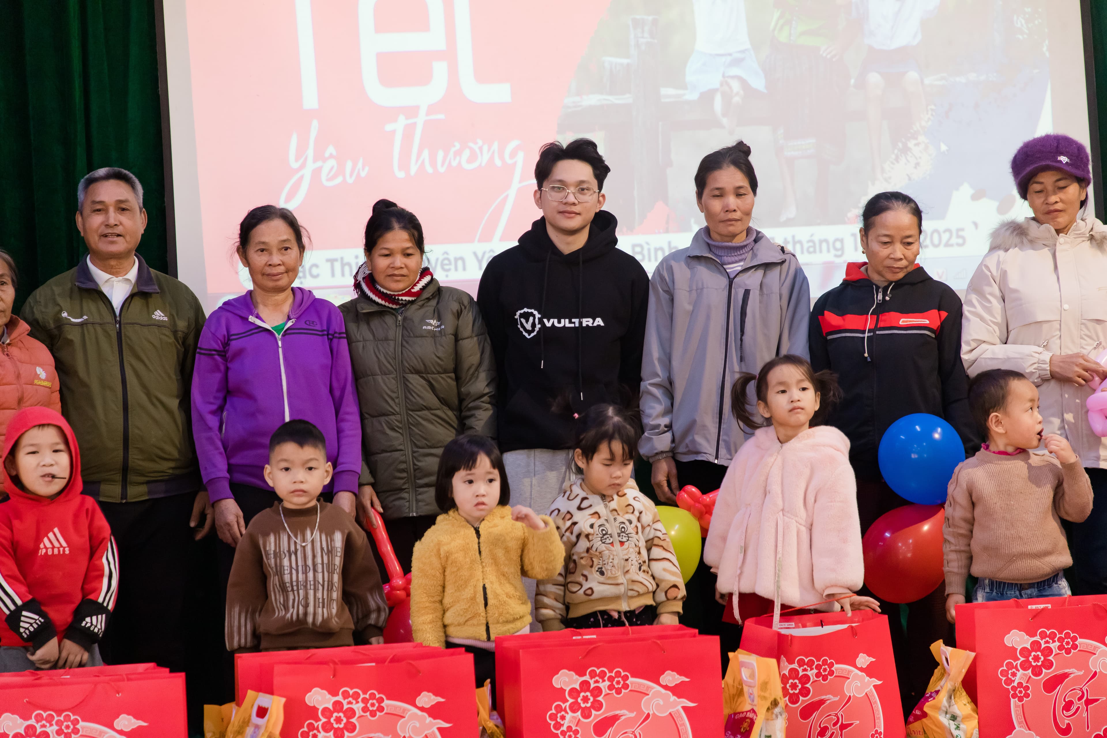 Volunteers aiding children in Vietnam - Image 4