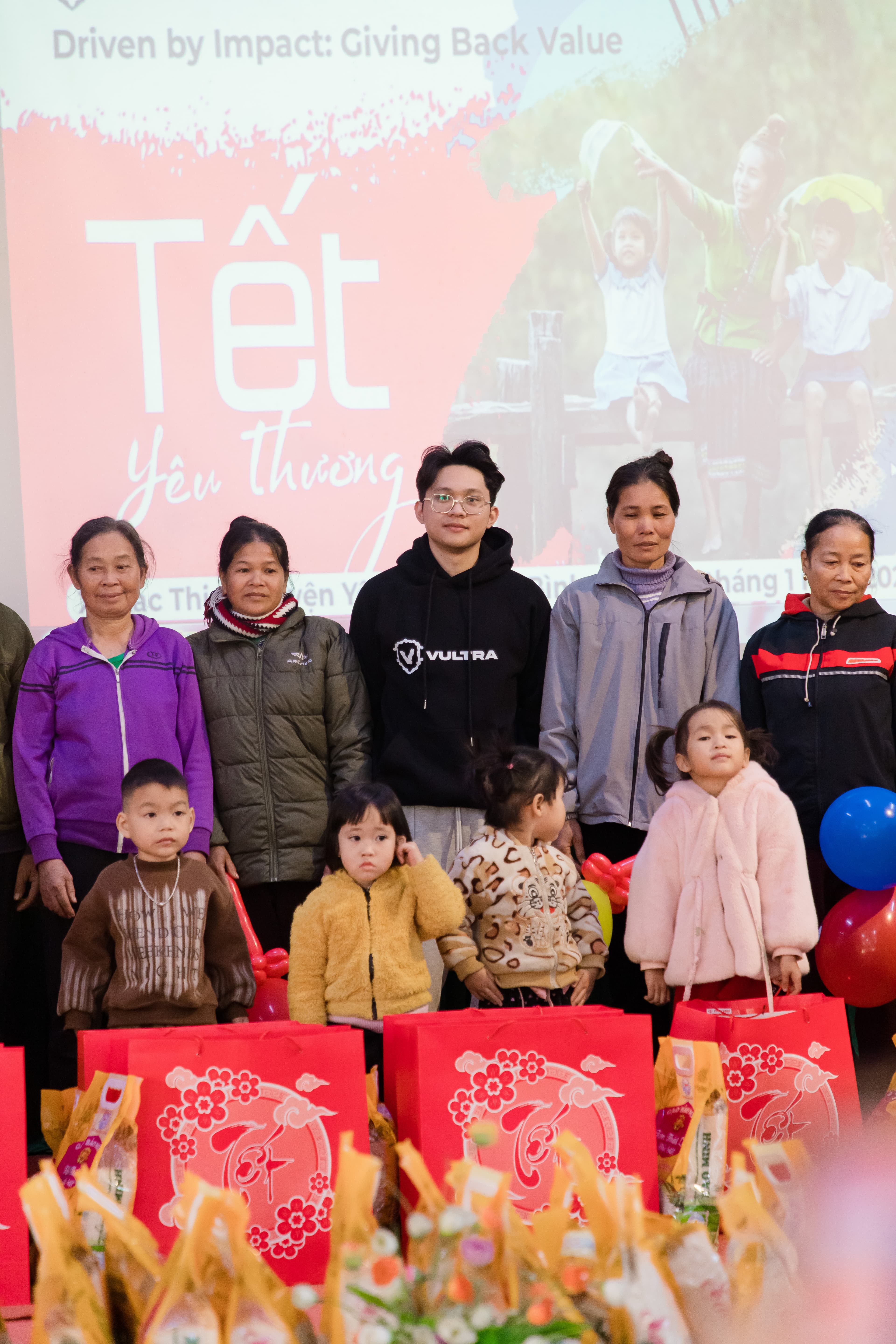 Volunteers aiding children in Vietnam - Image 5