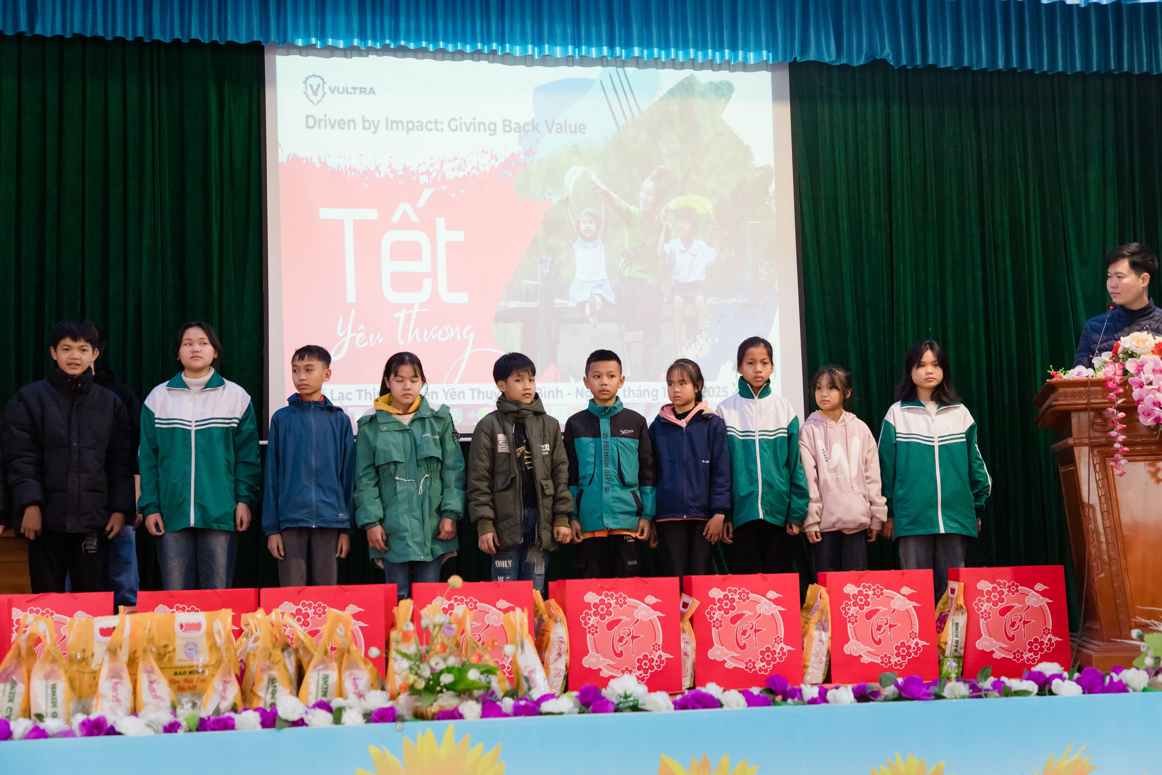 Volunteers aiding children in Vietnam - Image 6