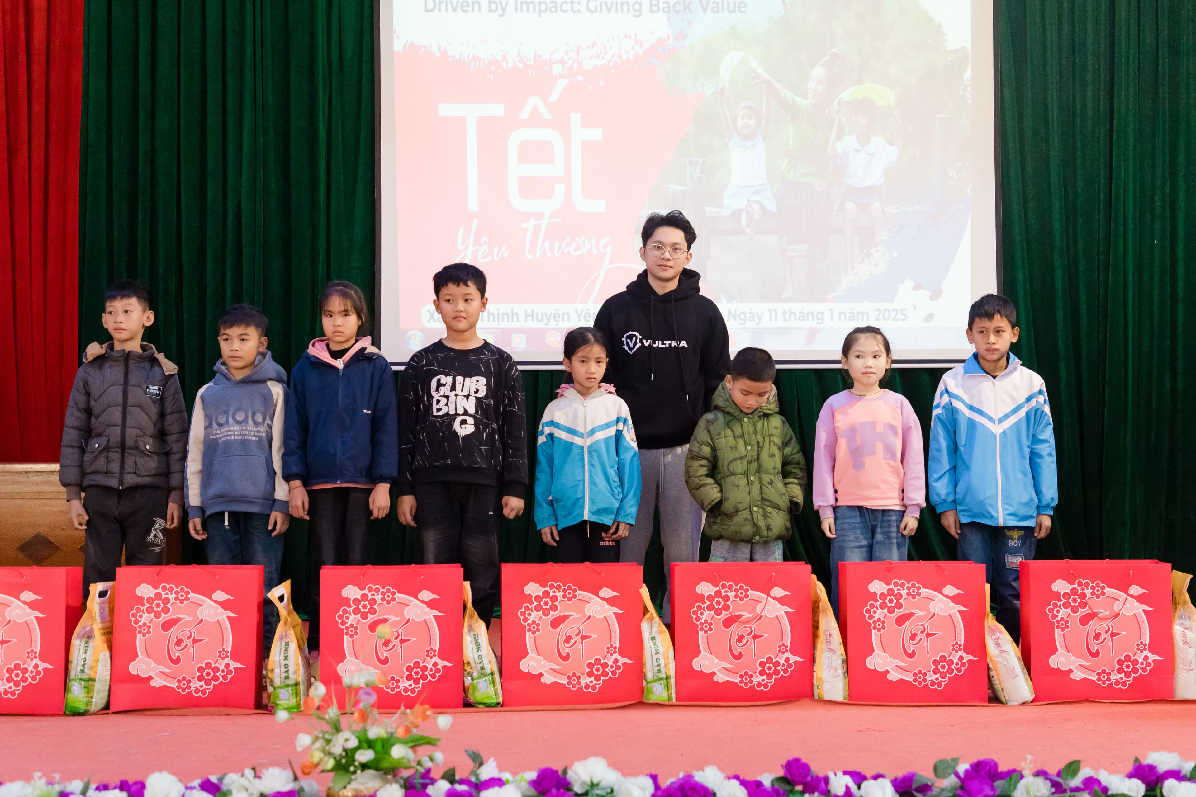 Volunteers aiding children in Vietnam - Image 8