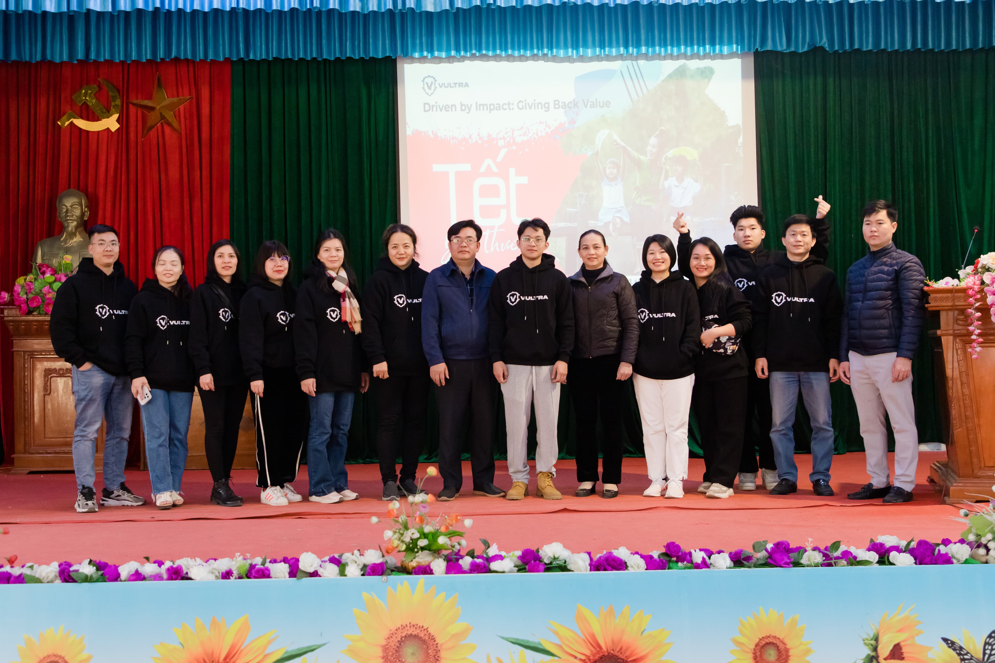 Volunteers aiding children in Vietnam - Image 9